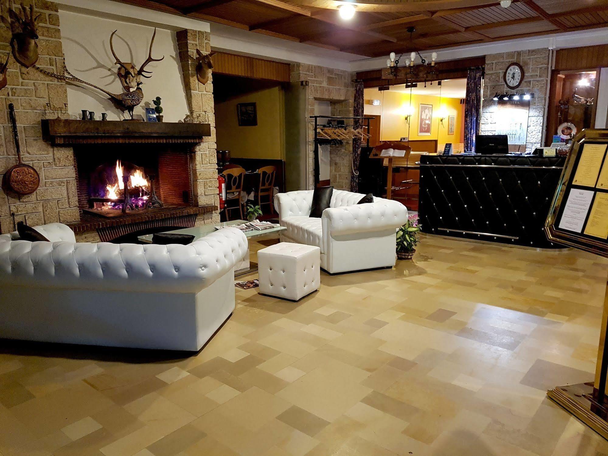 Logis Hotel Saint-Hubert クル・シュヴェルニ エクステリア 写真