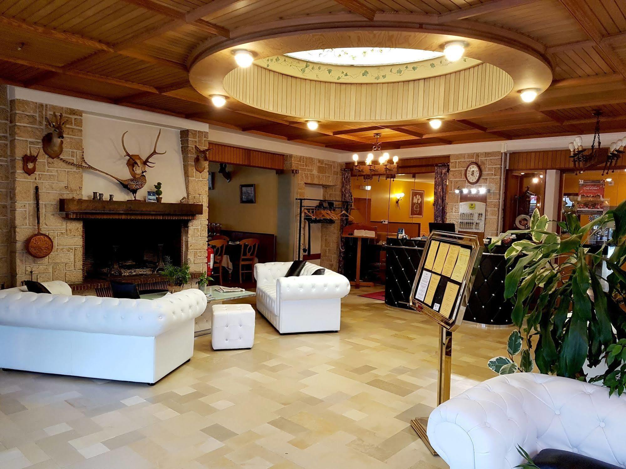 Logis Hotel Saint-Hubert クル・シュヴェルニ エクステリア 写真